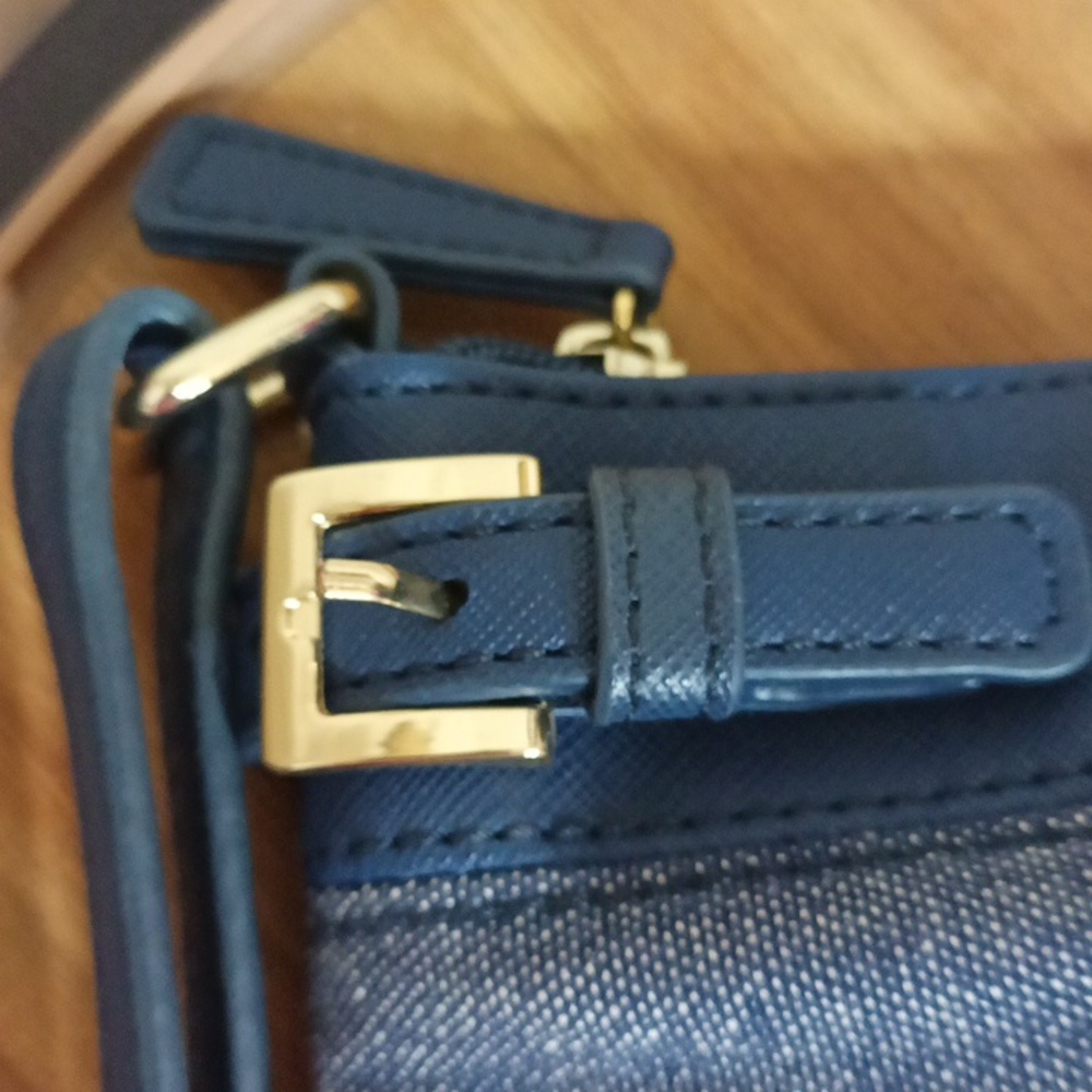 Tommy Hilfiger 8oz striped crossbody bag - Picture 5 of 10